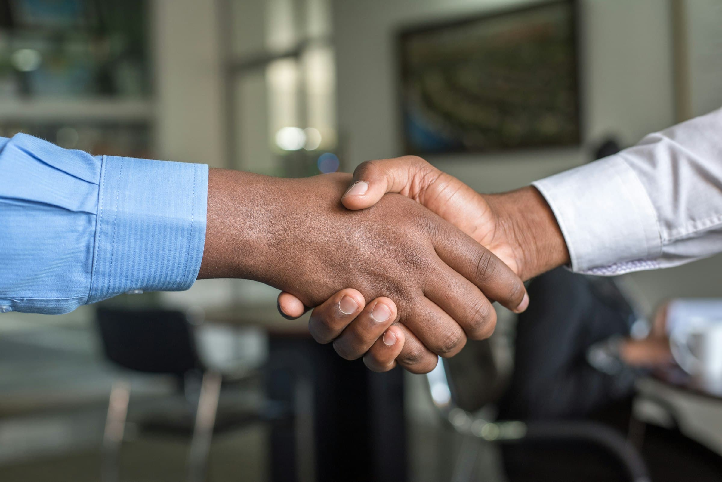 Poignée de main entre deux dirigeants après un accord, dans un bureau